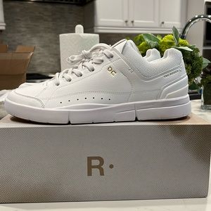 On cloud roger sneaker!! Never worn!!
